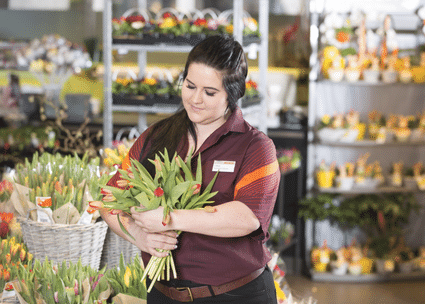 Frau hält Blumenstrauss Frau hält Blumenstrauss